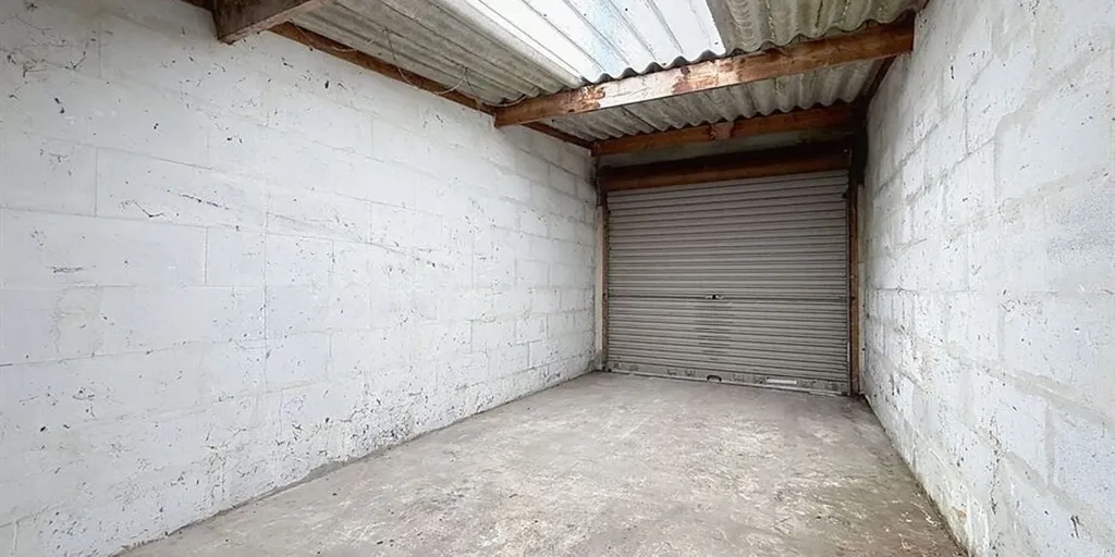 Garage - Maison Rénovée avec Terrasse à Mouscron