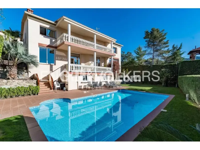 Bassein - Renovated Seafront House in Cabrils