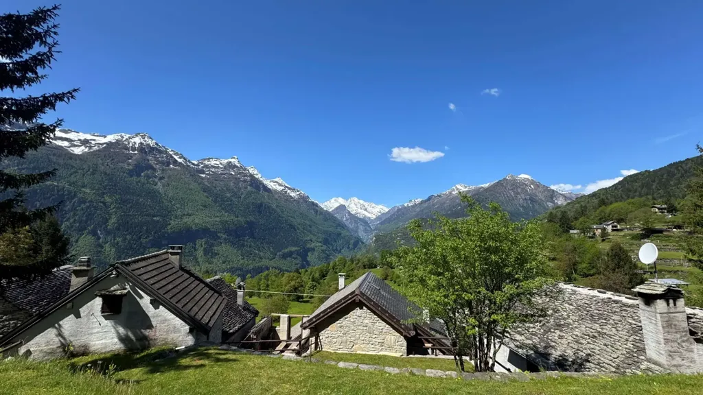 Garden - Rustic House with Mountain View in Varzo