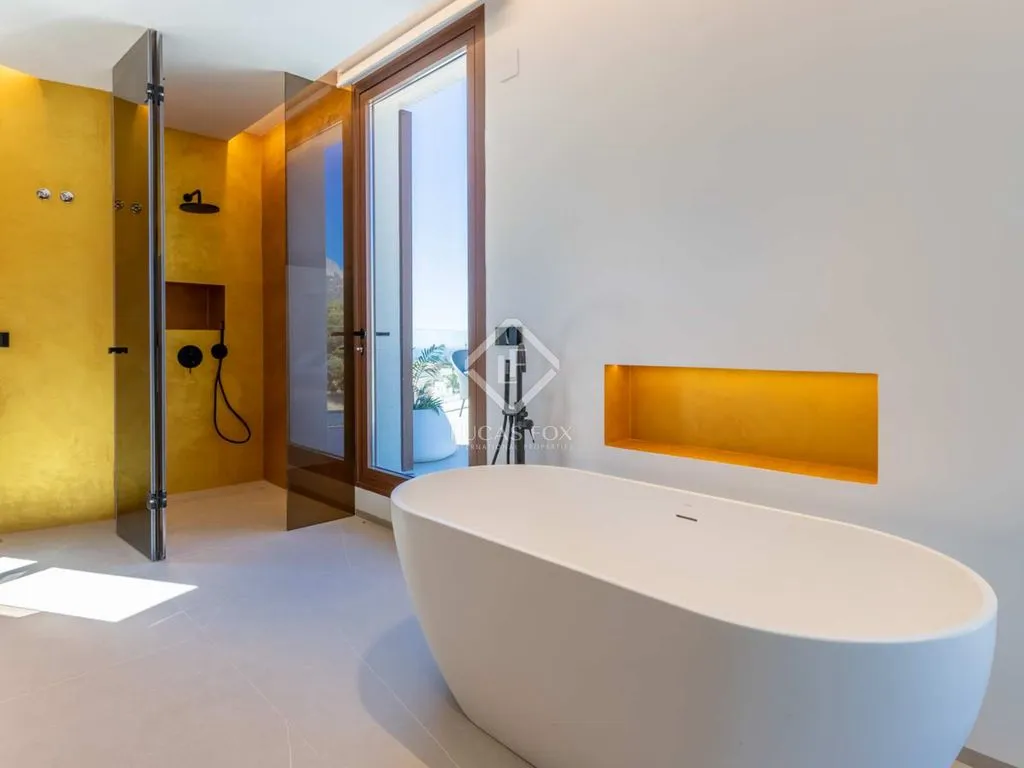 Bathrooms - Luxury Villa with Sea View in La Nucía