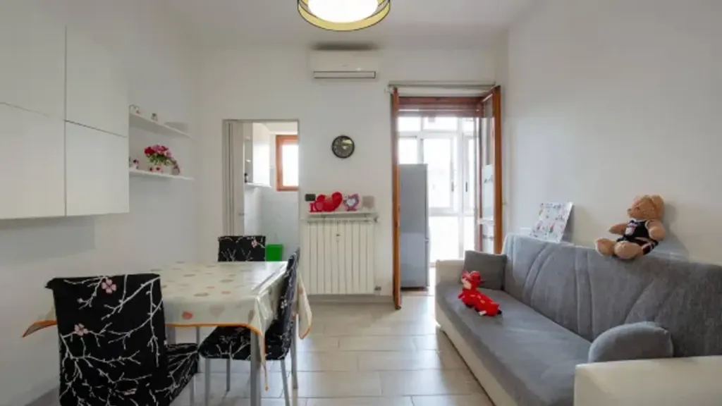 Soggiorno - Rearfitted Apartment with Balcony in Turin