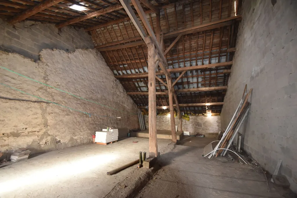Pièces - Anciennes Écuries à Rénover au Village de Les Bulles