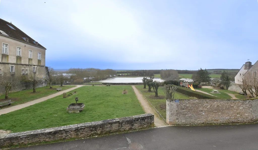 Aed - Charming House with River View in Pesmes