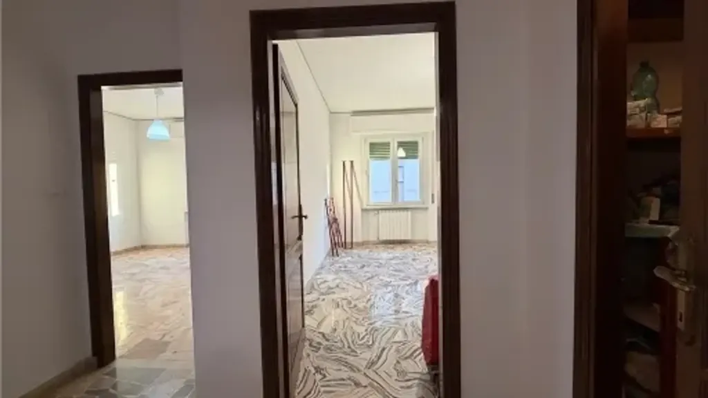 Esik - Partially Renovated Apartment with Balcony in Florence