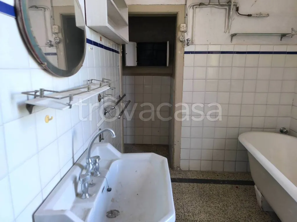 Salles de bain - Historic Apartment with Piazza View in Mondovì