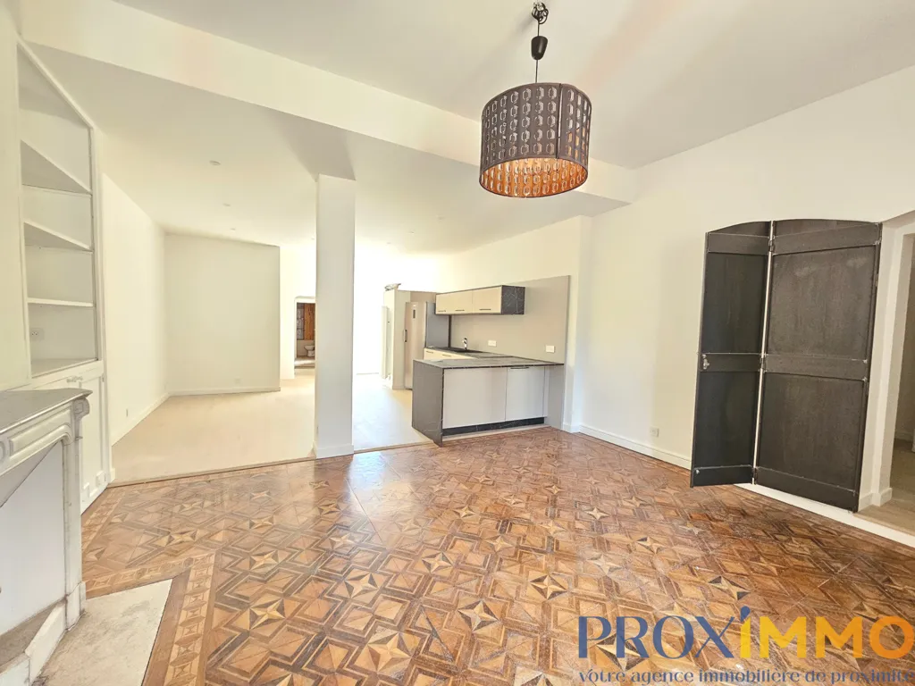 Séjour - Appartement Rénové avec Balcon au Centre de Voiron