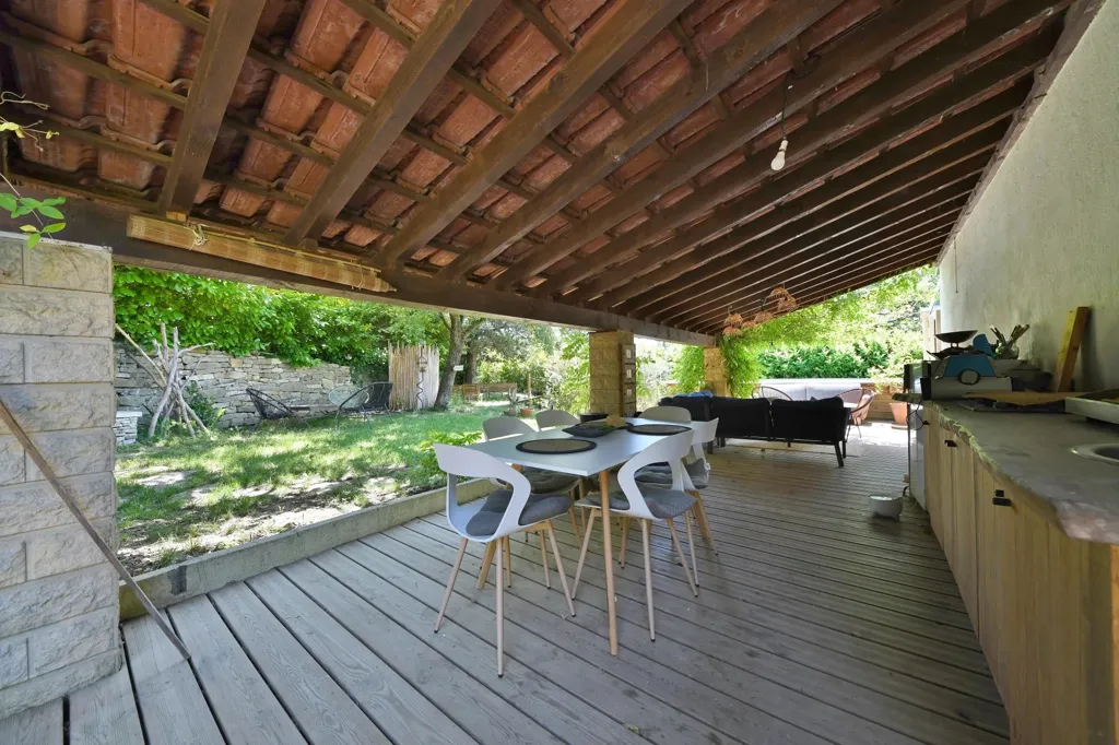 Terrasse - Villa de Plain-pied avec Piscine à Uzès