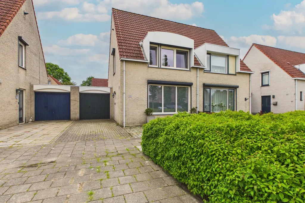 Välivaade - Modern Two-Storey House with Garden in Philippine