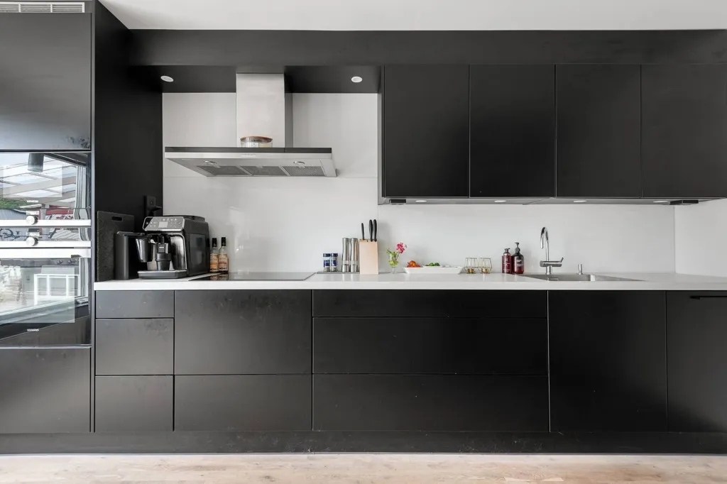 Köök - Renovated Two-Bedroom Flat with Garden in Järfälla