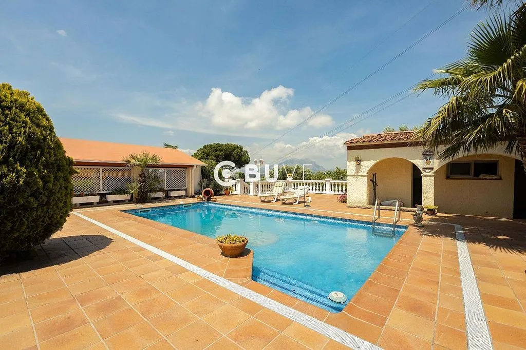 Piscine - Chalet with Pool and Terrace in Abrera