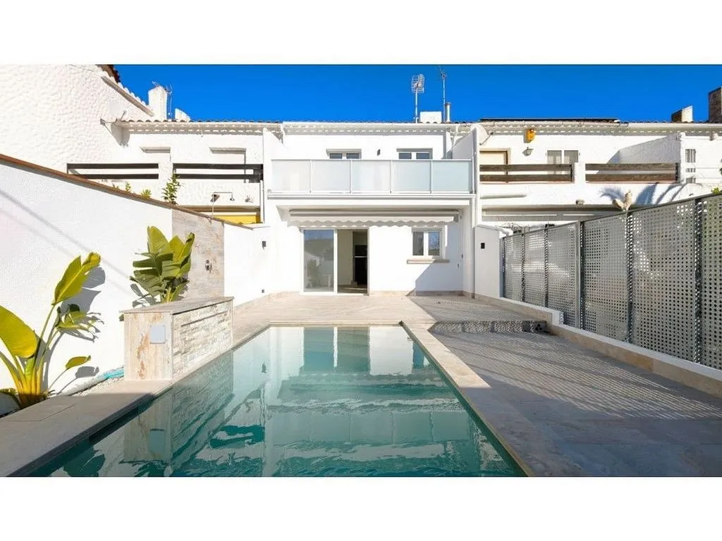 Pool - Modernised Chalet with Pool in Empuriabrava