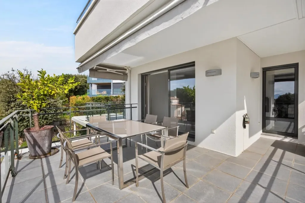 Terrasse - Appartement Luxueux avec Vue Mer à Antibes