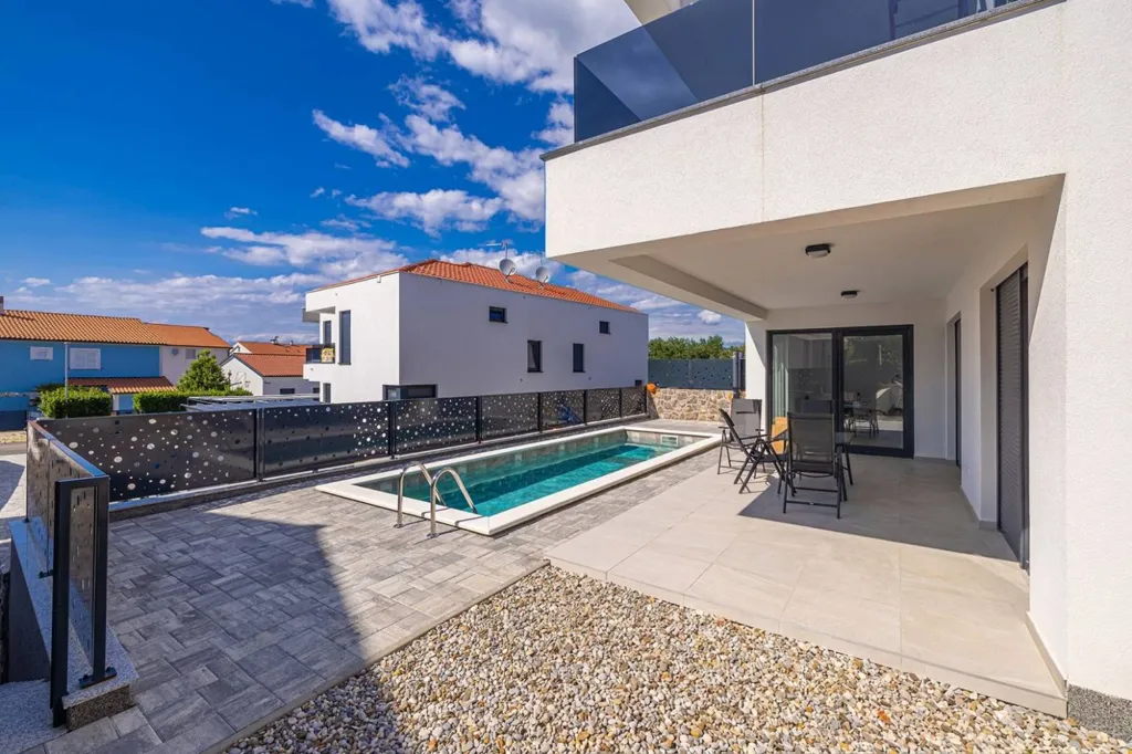 Piscina - Contemporary Villa with Pool in Malinska-Dubašnica