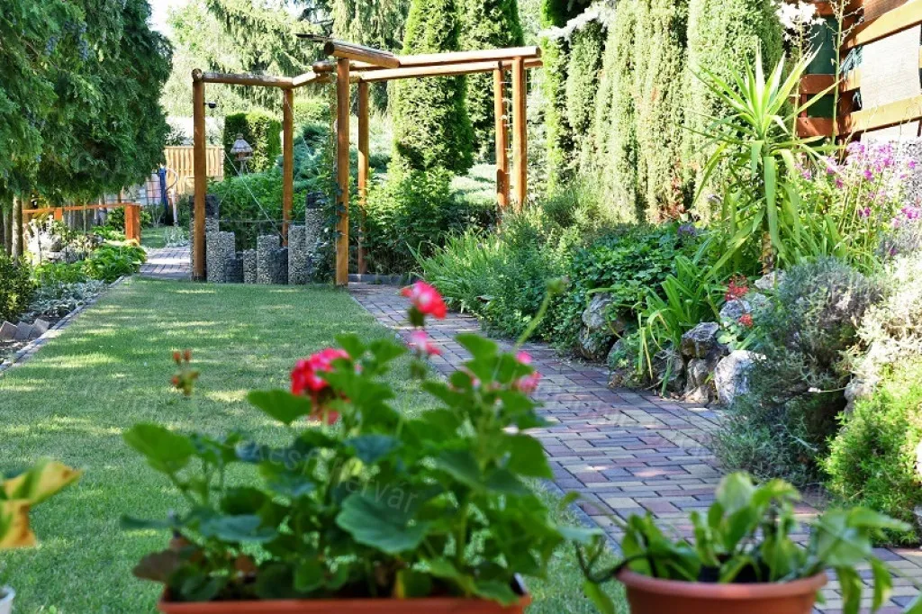 Aed - Operational 13-Room Guesthouse in Herend