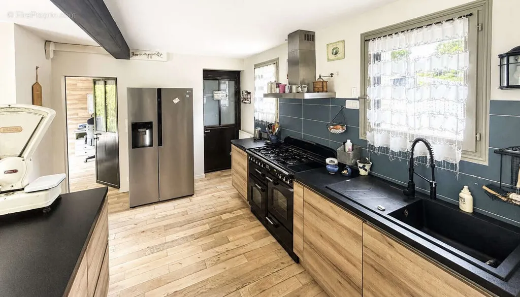 Cuisine - Maison avec Piscine et Jardin à Azay-Le-Rideau