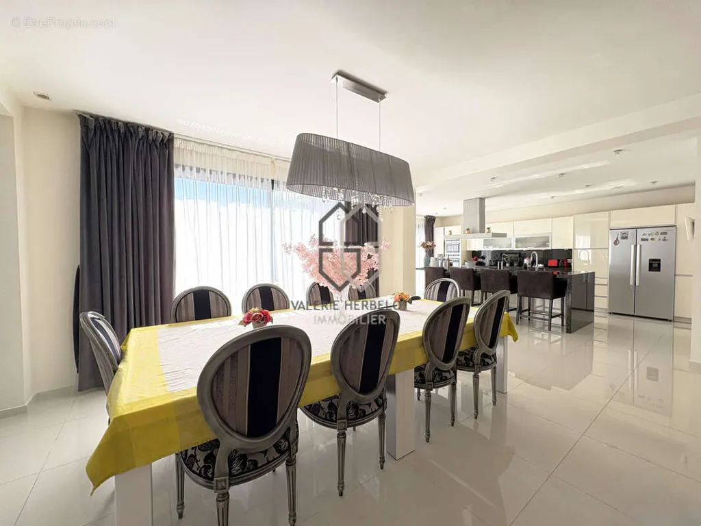 Salle à manger - Maison Récemment Construite avec Terrasse au Calme