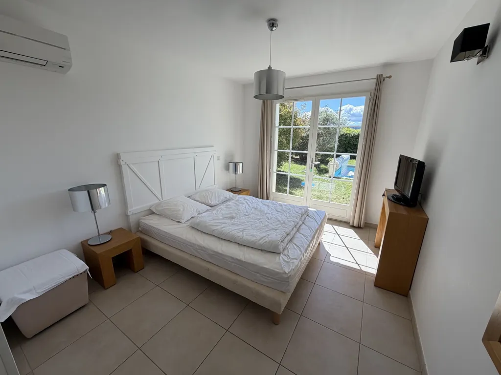 Chambres - Villa Récemment Construite avec Piscine près du Village