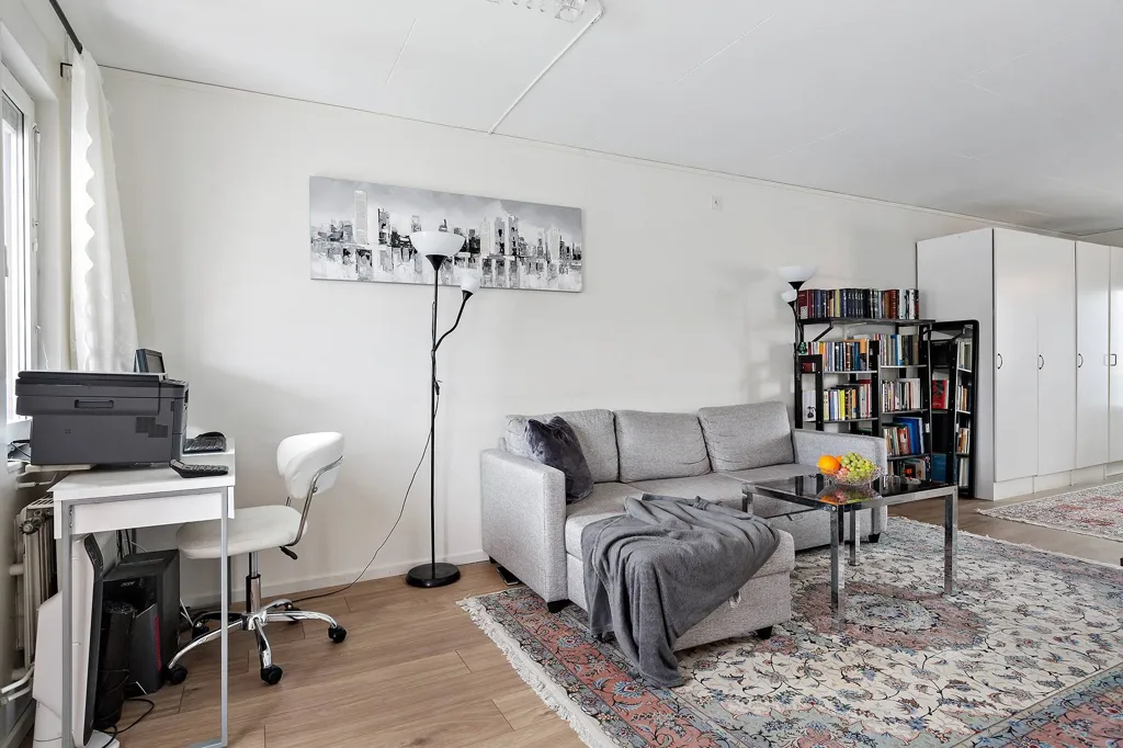 Elutuba - Renovated Apartment with West-Facing Balcony in Järfälla