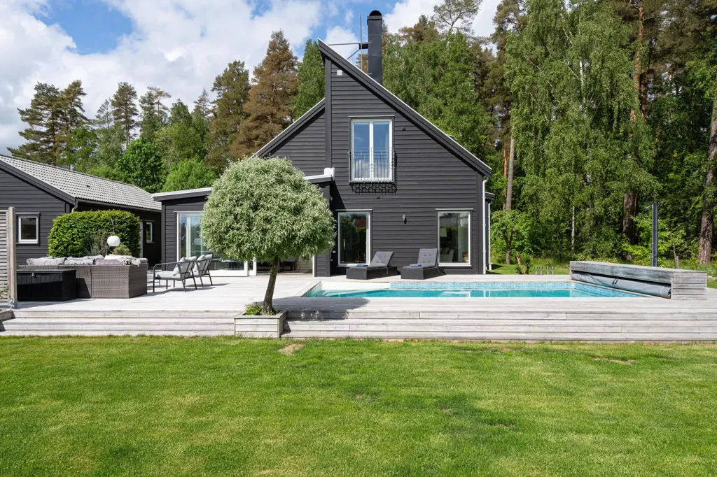Bassein - Luxury Villa with Pool in Ekängen