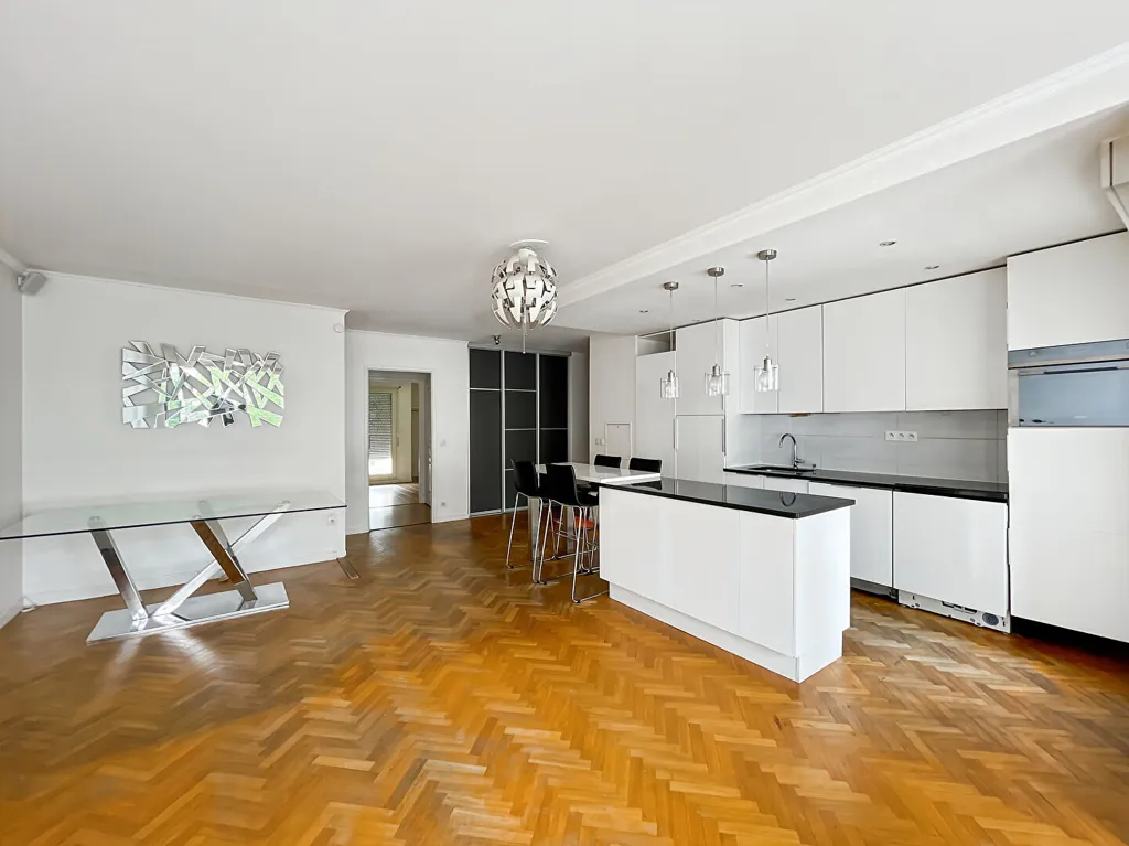Köök - 4-Bed Apartment with Balcony in Antony Centre