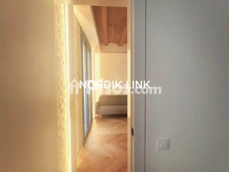 Esik - Modernised Flat with Balcony in Raval