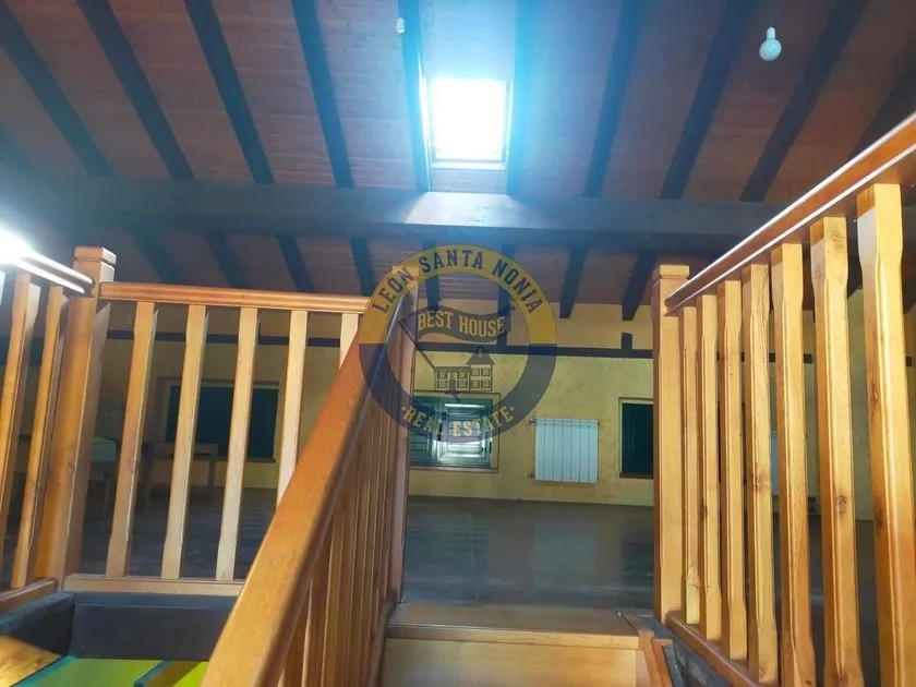 Pièces - Restored Chalet with Rustic Charm in León
