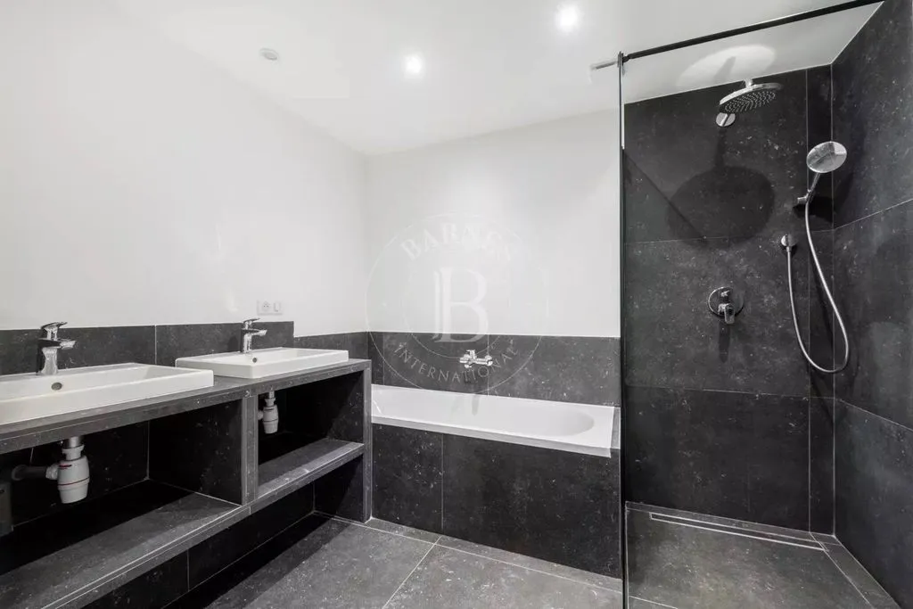 Salles de bain - Maison Contemporaine avec Jardin Privé à Montreuil