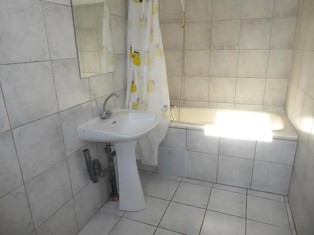 Salles de bain - Appartement Duplex avec Jardin dans Immeuble Sécurisé à Aubenas