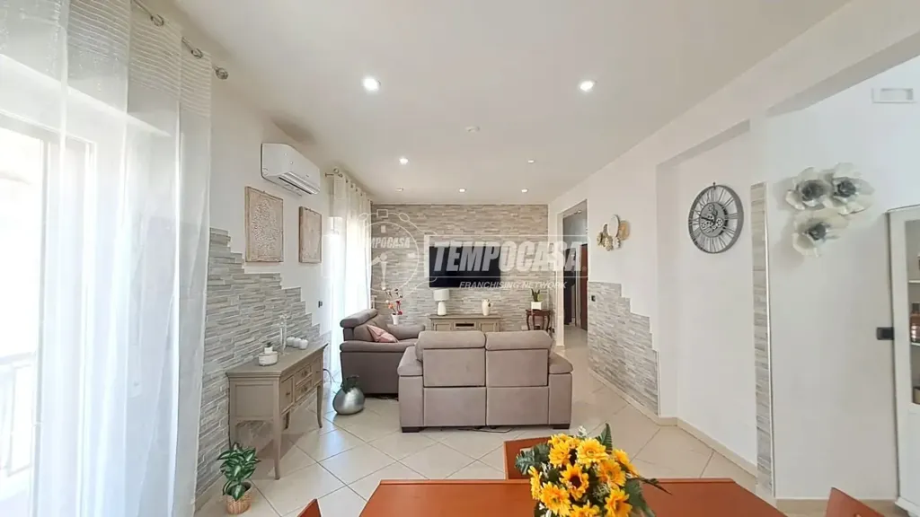Elutuba - Fully Renovated Apartment with Terrace in Adelfia
