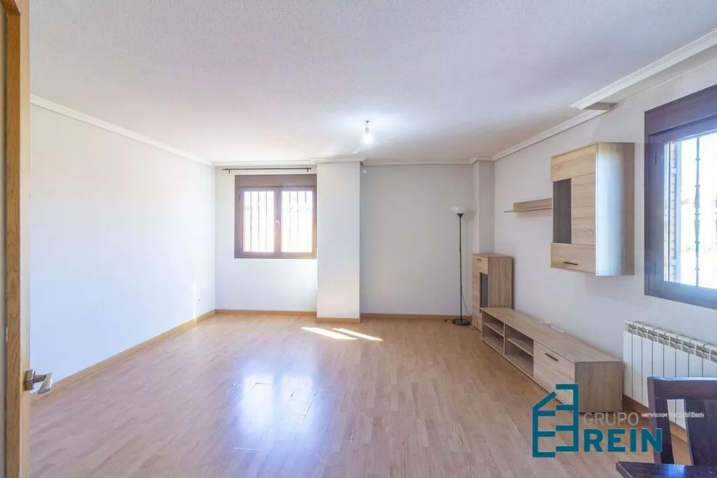 Living Room - 3-Bedroom Apartment with Garage in Recas