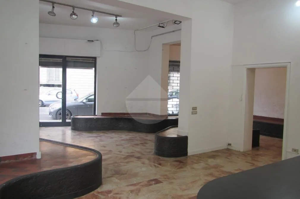 Toad - Commercial Space with 5 Vitrines in Florence Viali