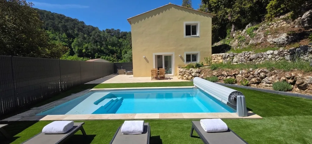 Piscine - Maison Contemporaine avec Piscine à Tourrette-Levens