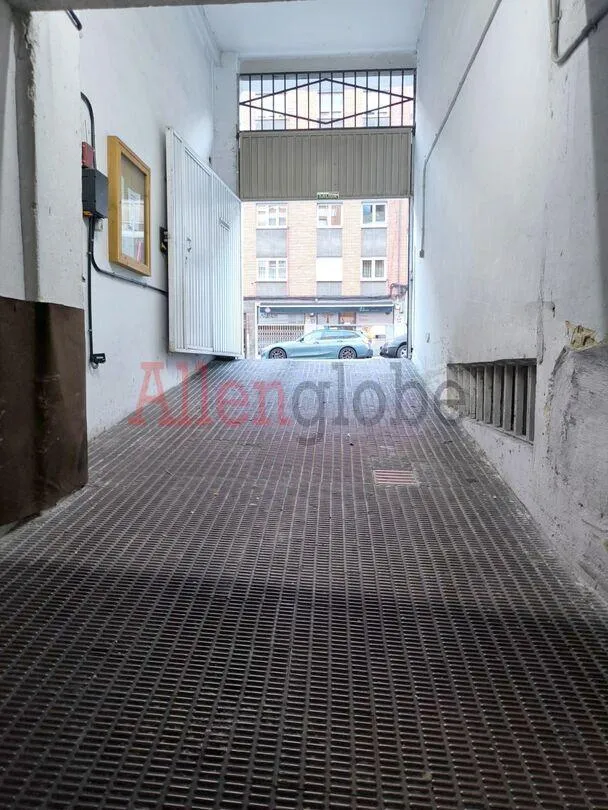 Garaaž - Garage with Automatic Gate in Oviedo