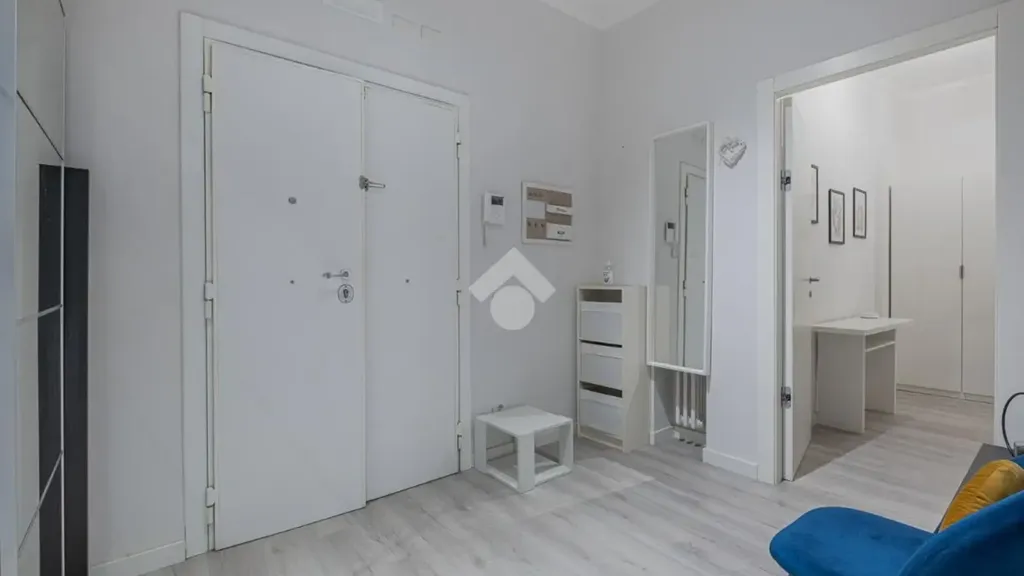 Entrée - Rearranged Apartment with Balcony in Rome