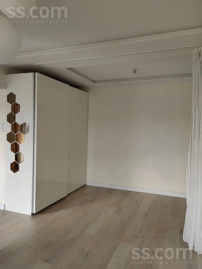Magamistoad - Modern Apartment with Balcony in Zolitūde, Riga