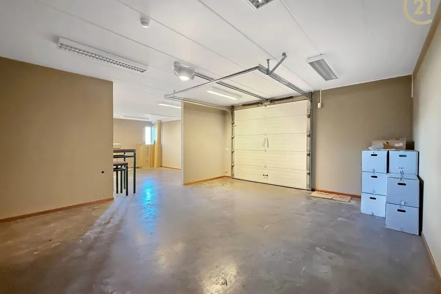Garage - Espace de Bureaux avec Terrasse à Dinant
