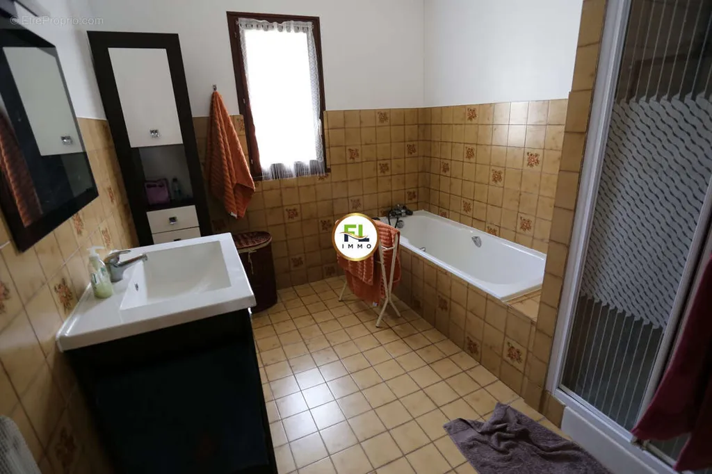 Salles de bain - Maison avec Terrasse et Jardin à Acheres