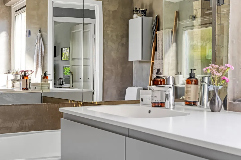 Bathrooms - Modernised Villa with Garden in Stenløse