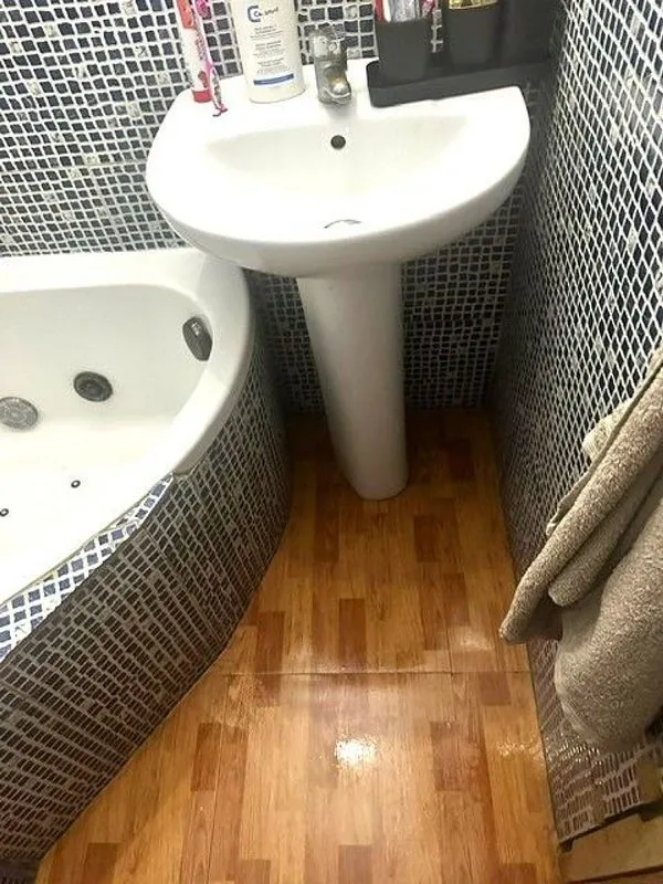 Bagni - 3-Bed Apartment with Balcony in Rubí