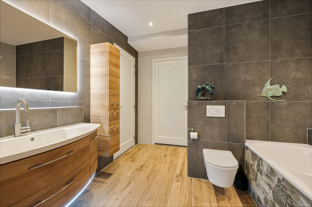Salles de bain - Luxury Semi-Bungalow with Garden in Wytgaard