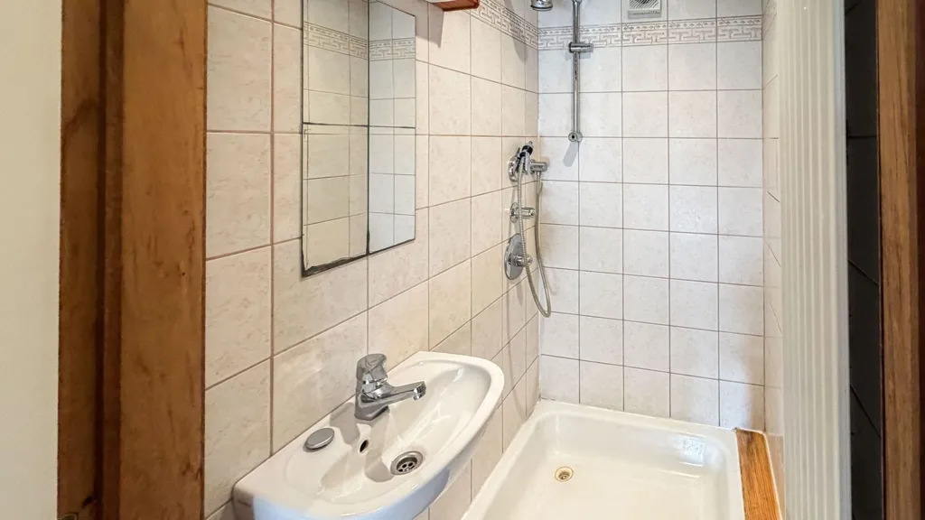 Salles de bain - Villa Rénovée avec Jardin et Bureau à Proximité des Axes