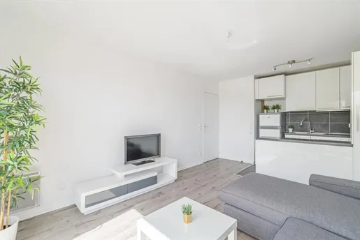 Elutuba - 2-Bed Apartment with Garden View in Le Blanc-Mesnil