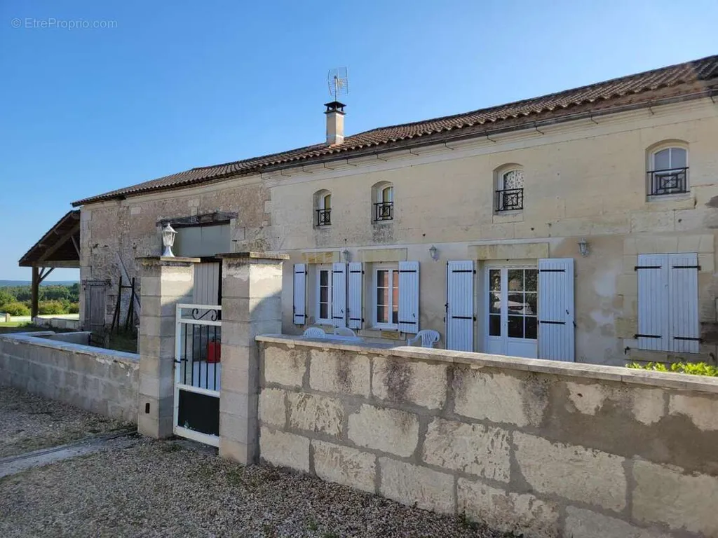 Extérieur - Maison avec Piscine et Jardin à Saint-Aulaye