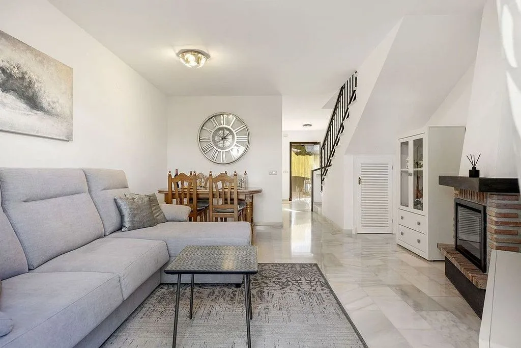 Living Room - Semi-Detached House with Pool in Bel Air