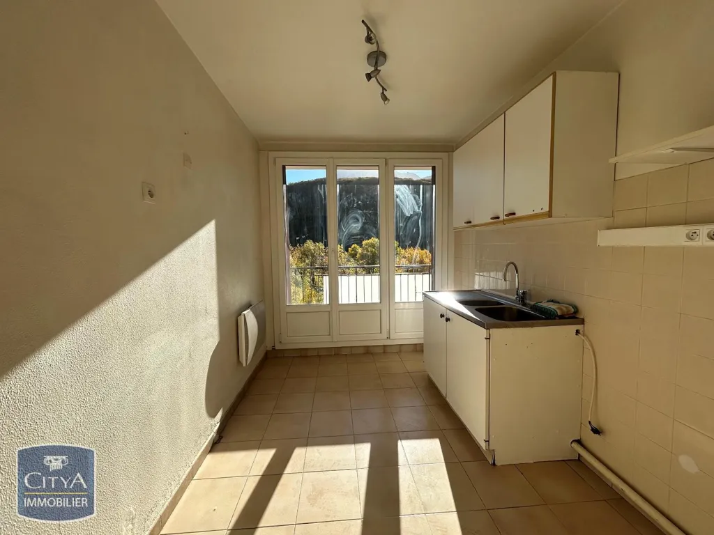 Cucina - Bright 2-Bed Flat with Balcony in Fontaine