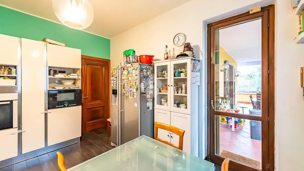 Cucina - Villa con piscina e giardino a Lainate