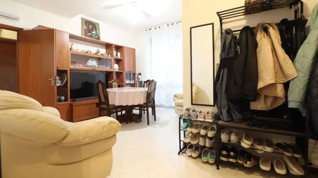 Soggiorno - Rear-Facing Apartment with Balcony in Mantua