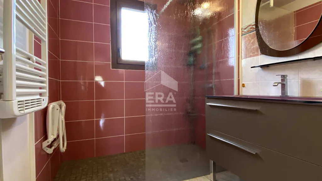 Salles de bain - Maison Plain Pied avec Piscine au Boulou