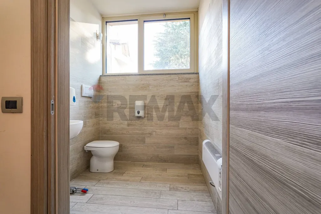 Bagni - Retail Space with Frontage on Via Roma, Valbrembo