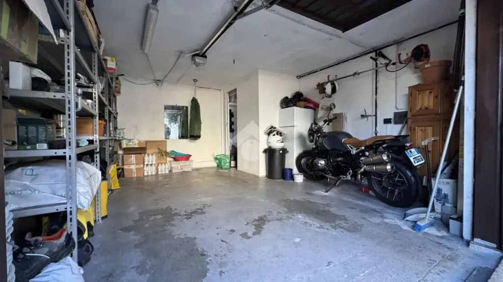 Garage - Appartamento con giardino e terrazza a Cameri